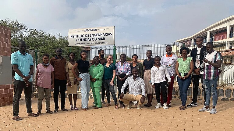 Die Kieler Geographin Silja Klepp (m.) war kürzlich als Dozentin im WASCAL-Masterprogramm „Klimawandel und Meereswissenschaften“ an der Universidade Técnica do Altantico (UTA) im kapverdischen Mindelo. Die 13 Studierenden der aktuellen Kohorte erfuhren mehr über das Thema Umweltgerechtigkeit.