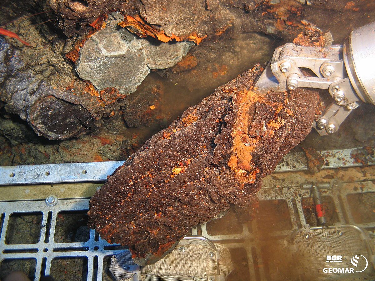 Beprobung pelagischer Sedimente und Bodenfauna aus dem Umfeld von inaktiven Sulfidvorkommen (3090 m).