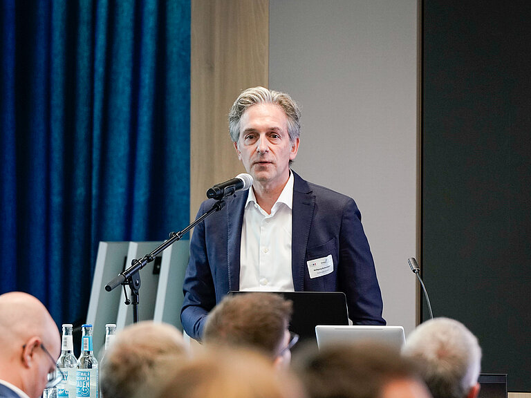 Ein Mann steht an einem Rednerpult