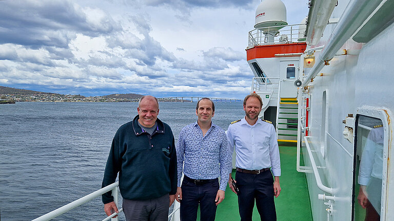 Professor Dr. Sebastian Krastel (Christian-Albrechts-Universität zu Kiel, CAU), Dr. Marcus Gutjahr (GEOMAR Helmholtz-Zentrum für Ozeanforschung Kiel) und POLARSTERN-Kapitän Felix Lauber in Hobart.