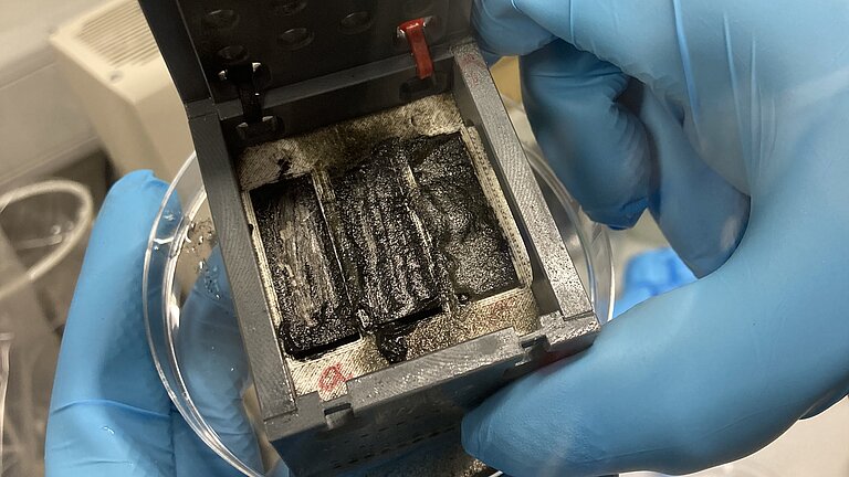 Baustahl-Proben mit schwarzer Korrosionsschicht