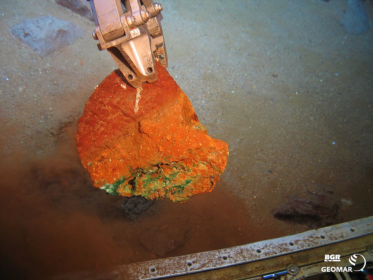 Partiell oxidiertes Massivsulfidfragment (2530 m).