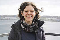 Ivy Frenger steht auf einer Dachterasse