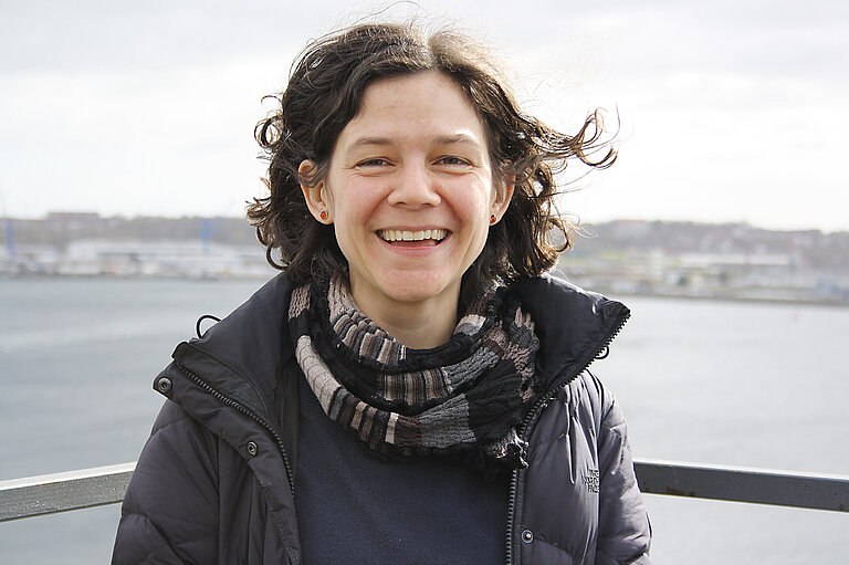 Ivy Frenger steht auf einer Dachterasse