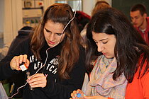 Teilnehmerinnen des MINT-Camps bei der Vorbereitung von Nährstoffmessungen. Foto: J. Dengg, GEOMAR.