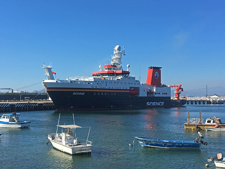German research vessel SONNE in the port of Manzanillo, Mexico, at the end of research cruise SO267/2. Photo: Tom Browning, GEOMAR