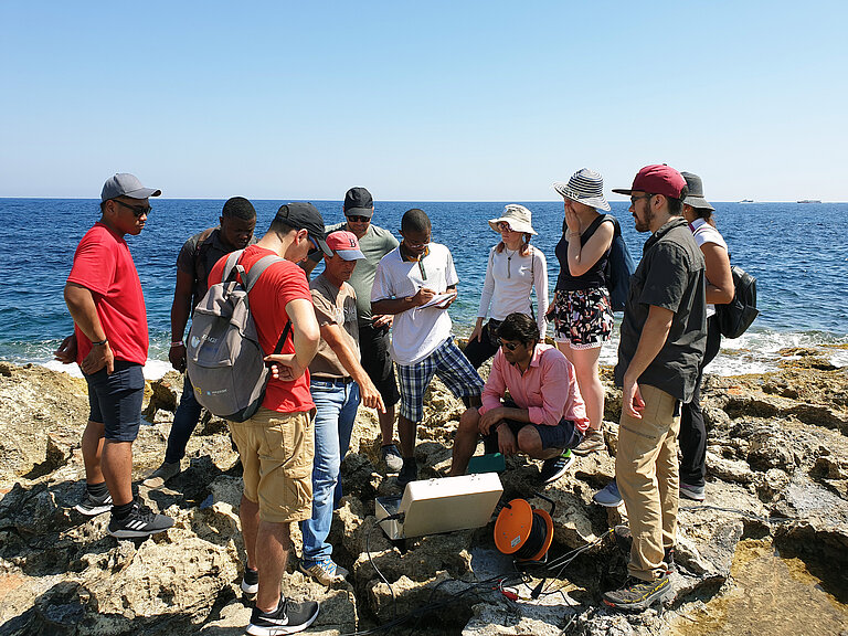 Studenten bei der Feldarbeit mit Students mit Dr. Mark Everett (TAMU). Foto: Bradley Weymer, GEOMAR.