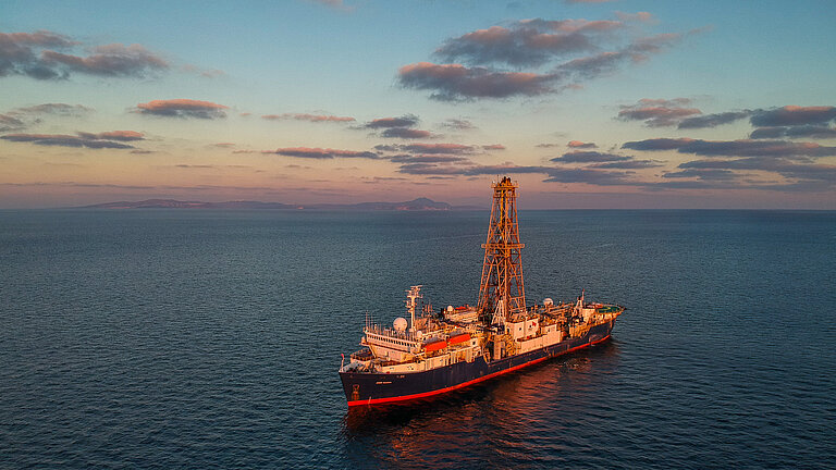 Ein Bohrschiff auf dem Meer in der Abendsonne