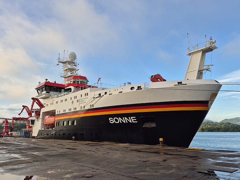 Forschungsschiff im Hafen