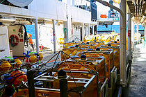 Viele gelbe und orange Messinstrumente auf dem Deck eines Forschungsschiffes