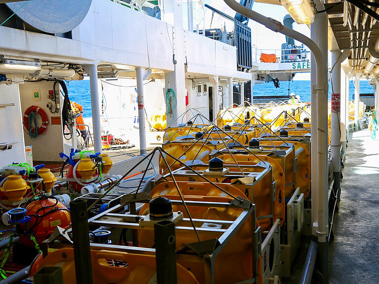 Viele gelbe und orange Messinstrumente auf dem Deck eines Forschungsschiffes