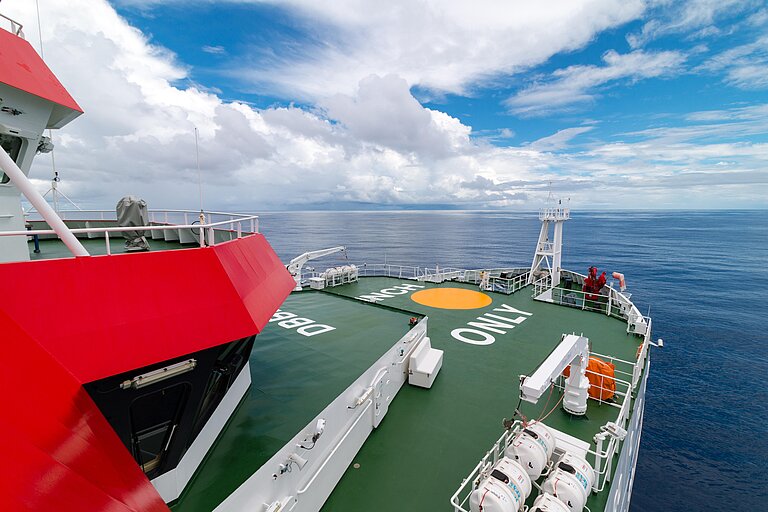 Blick über den Bug der SONNE aufs Meer