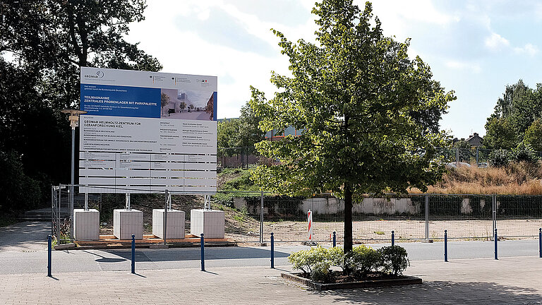 September 2015: The construction sign points to the imminent start of construction of the first phase