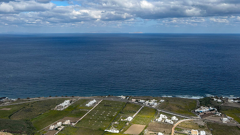 Blick von einer Insel über das Meer, am Horizont sind weitere Inseln zu erkennen.