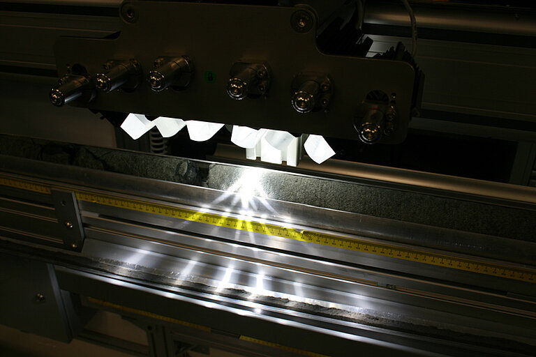 Ein basaltischer Gesteinskern der IODP Expedition 351 wird mit dem Kernscanner im schwimmenden Labor der DV JOIDES Resolution fotografisch dokumentiert. Foto: P. Brandl/GEOMAR