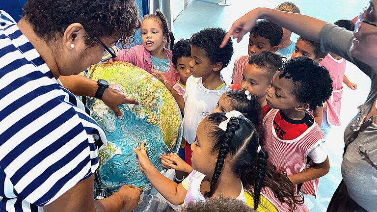 Eine kapverdische Vorschulklasse zu Besuch im OSCM.