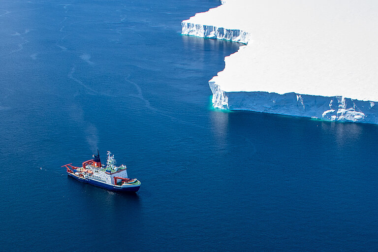 Forschungseisbrecher POLARSTERN am Denman-Gletscher. 