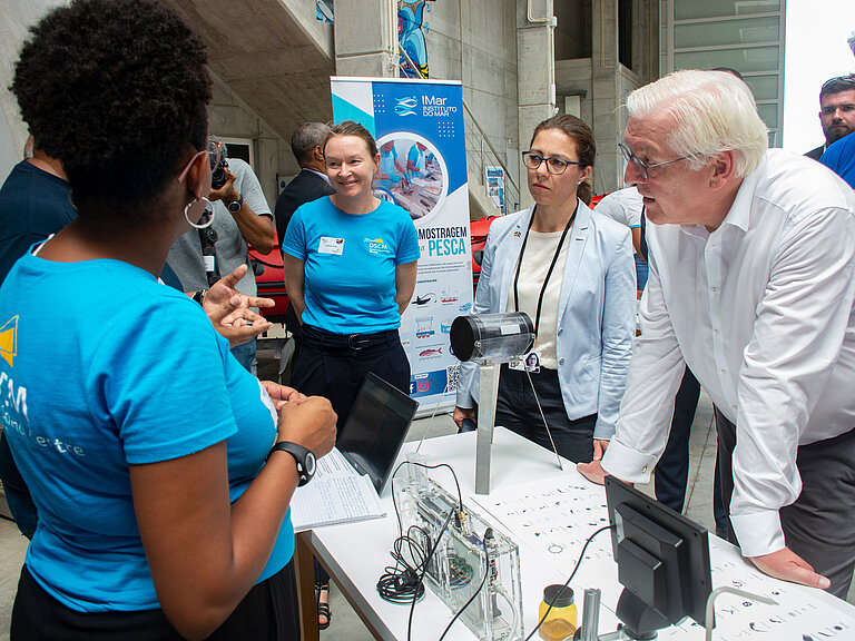 GEOMAR Director Professor Dr. Katja Matthes (centre) and Dr. Cordula Zenk, Cabo Verde Coordinator at GEOMAR, during the tour of the OSCM with Federal President Frank-Walter Steinmeier. Photo: Edson Silva Delgado, GEOMAR