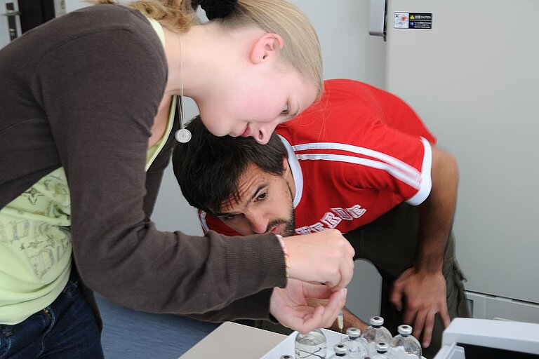 Jean Kittler aus Dortmund misst gemeinsam mit David Vardeh vom IFM-GEOMAR Sulfid. Fotos: Maike Nicolai, IFM-GEOMAR