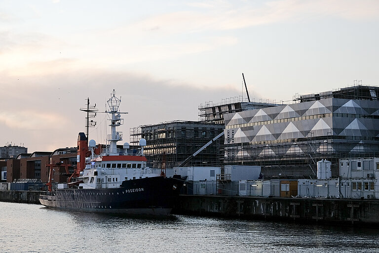 Die POSEIDON vor dem zukünftigen Neubau des GEOMARs Foto: Jan Steffen/GEOMAR