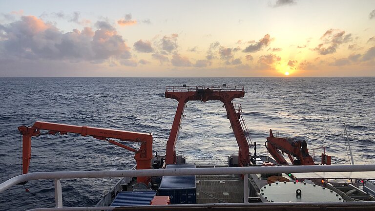 Das Heck eines Forschungsschiffes mit einem Kran