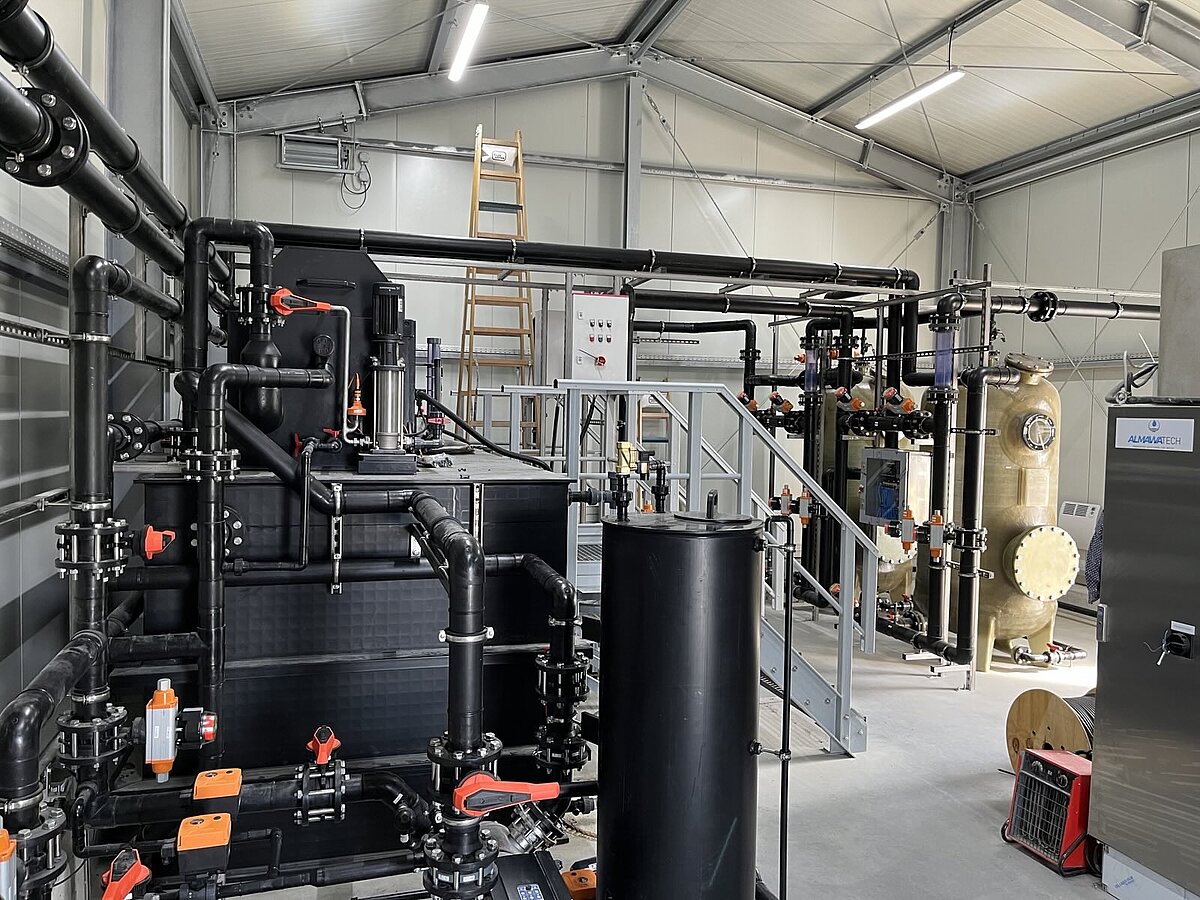 Verschiedene Tanks und Behälter in einem Gebäude sind durch Rohre verbunden