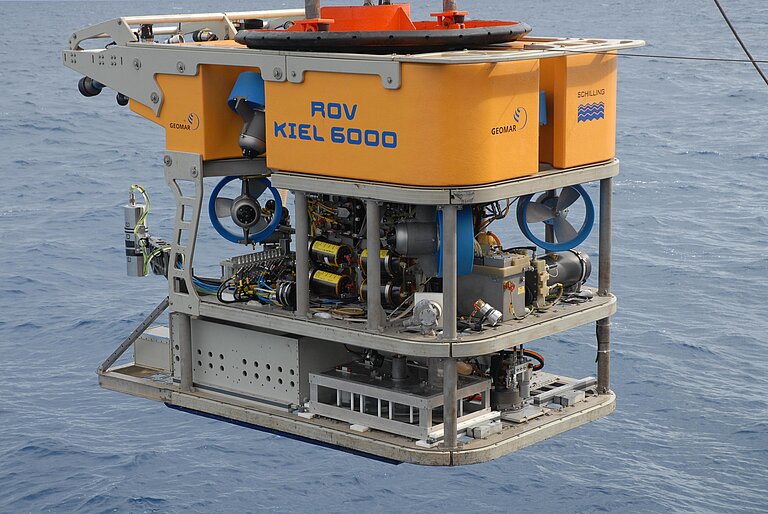  Der ferngesteuerte Tiefseeroboter ROV KIEL 6000 kurz vor einem Einsatz während der Expedition SO242. Foto: Peter Linke/GEOMAR