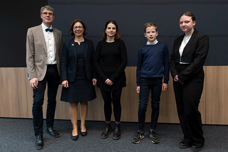 Professor Dr. Arne Körtzinger, 1. Vorsitzender der Annette Barthelt-Stiftung, GEOMAR-Direktorin Professorin Dr. Katja Matthes und Preisträgerin Dr. Jenna Balaguer mit den Musiker:innen Benjamin Wetzig und Vasylysa Martynova (von links). 