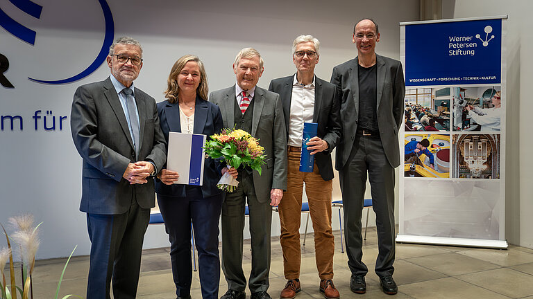 Eine Gruppe von vier Männern und einer Frau