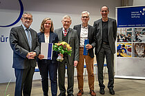 Eine Gruppe von vier Männern und einer Frau