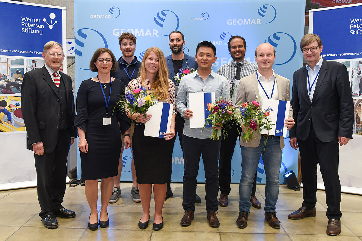 Verleihung der Auszeichnungen der Prof. Dr. Werner-Petersen-Stiftung für exzellente Promotionen sowie ein verstärktes Engagement im Bereich Wissenstransfer und transdisziplinärer Forschung. Von links: Dr. Christian W. Zöllner, Stellvertretender Vorsitzender und Geschäftsführer der Petersen-Stiftung, GEOMAR-Direktorin Prof. Dr. Katja Matthes, Dr. Ross Cuthbert, Dr. Rebecca Zitoun, Dr. Jahangir Vajedsamiei, Dr. Yang Yu, Dr. Amir Haroon, Dr. Florian Petersen, alle GEOMAR, Prof. Dr. Otmar D. Wiestler, Präsident der Helmholtz-Gemeinschaft. Foto: Thomas Eisenkrätzer