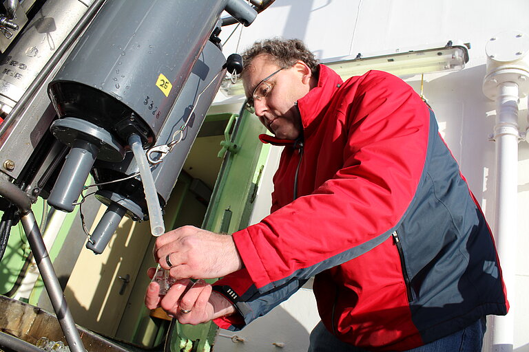 Wasserprobennahme an Bord des Forschungsschiffes Littorina. Foto: GEOMAR.