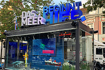 Der Kubus mit dem Titel Das Meer beginnt hier. Im Kubus ein großer Bildschirm und das Modell des Forschungsschiffs.