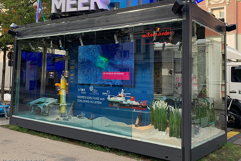 Glas-Cubus mit dem Schriftzug "Das Meer beginnt hier"