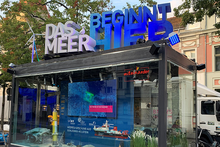 Der Kubus mit dem Titel Das Meer beginnt hier. Im Kubus ein großer Bildschirm und das Modell des Forschungsschiffs.