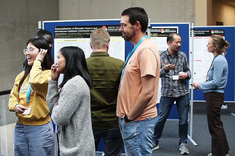 Menschen vor Forschungspostern