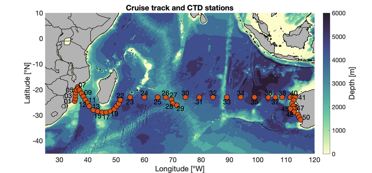 Eine Karte zeigt rote Punkte auf einer blauen Fläche, rechts und links sind in grau Landflächen eingezeichnet