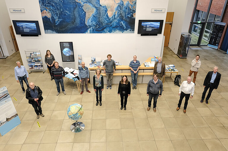 Die wenigen Präsenz-Teilnehmerinnen und Teilnehmer der DGG-Mitglieder- und Vorstandsversammlung verteilen sich im GEOMAR-Foyer. Foto: Jan Steffen/GEOMAR