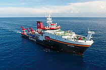 Ein großes Forschungsschiff auf dem Meer