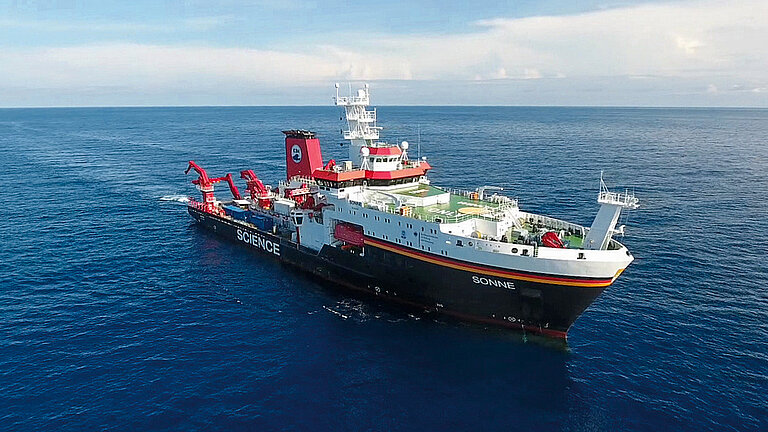 Ein großes Forschungsschiff auf dem Meer