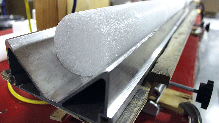 ICE CORES | Ice cores from the mighty ice sheets in Greenland and Antarctica, resulting from annual deposits of snow, are excellent climate archives. The deeper an annual layer lies in the ice, the older and thinner it is, as the weight of the overlying layers compresses it. So far, the longest boreholes in the ice are just over three kilometres deep. By counting the layers of ice, it became clear that the ice cores in Greenland go back 123,000 years into Earth's history and in Antarctica even more than 800,000 years. Photo: Eli Duke, WAIS Divide Field Camp, CC-BY 2.0