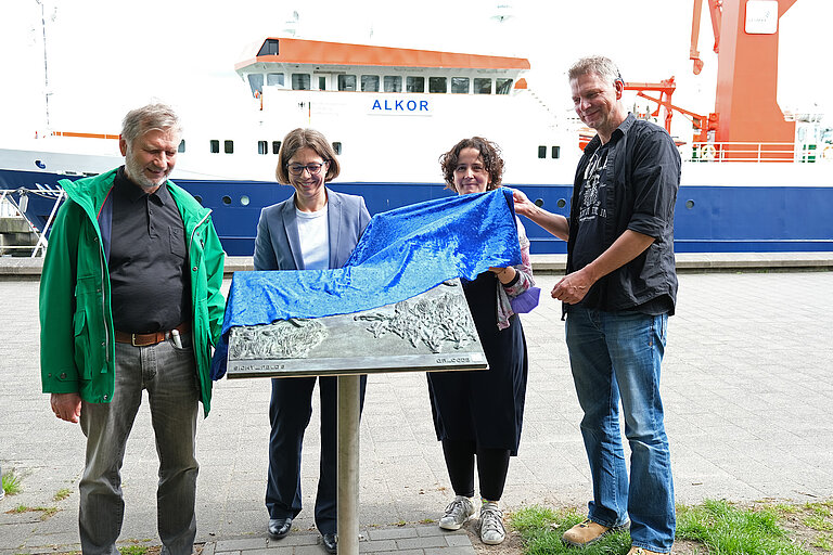 Event am Diversity Tag: Enthüllung eines Bronzereliefs mit einem Text in Blindenschrift über Meer und Meeresforschung gestaltet von der Künstlerin Ute Diez. V.l.: D. Trinkus (Vertreter Sehbehinderte), Professorin Matthes (Direktorin GEOMAR), Ute Diez (Künstlerin und Initiatorin) und Martin Steen (Schwerbehindertenvertretung GEOMAR). Foto: A. Villwock, GEOMAR.
