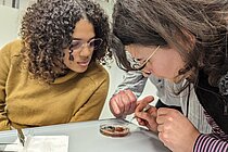 Junge Forscherinnen im Labor mit Probe einer Alge