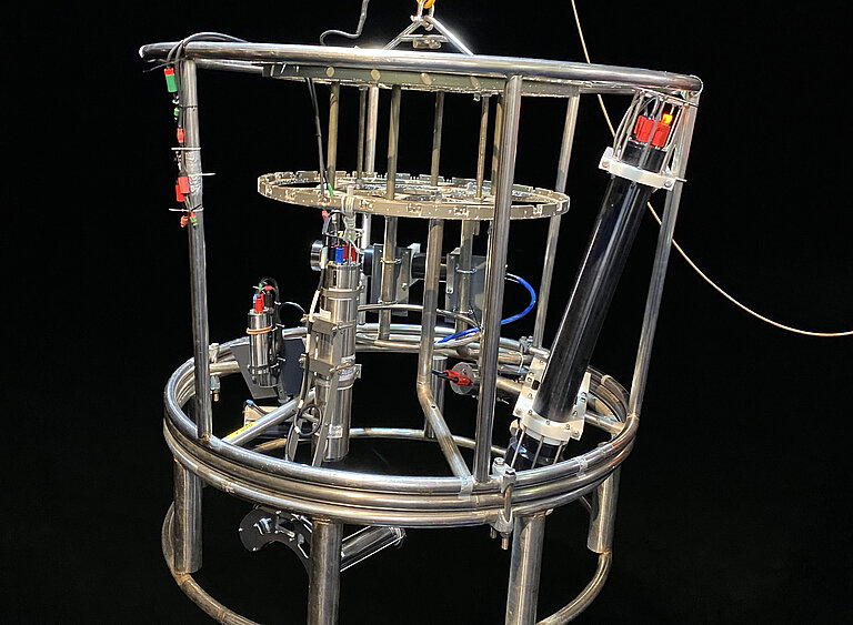 Planktonkamera beim ersten Schiffseinsatz vor der norwegischen Küste (rechts im Instrumentenkäfig eingebaut). Foto: Klas-Ove Moeller, Hereon.