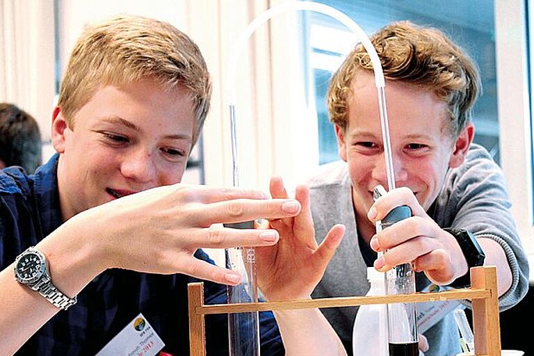 Schüler beim Experimentieren
