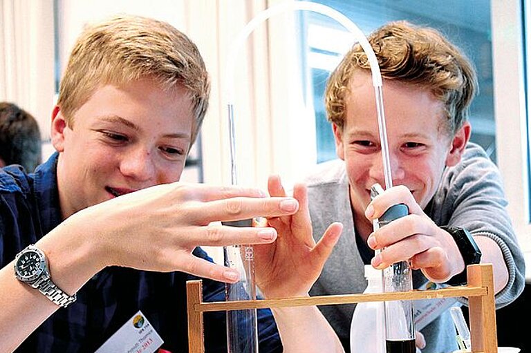 Schüler beim Experimentieren