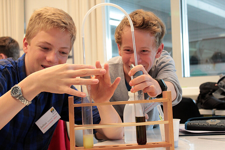 Vor dem Filmen steht das Lernen und Experimentieren, zum Beispiel wie der Gasaustausch zwischen Ozean und Atmosphäre funktioniert. Foto: J. Dengg, GEOMAR