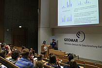 Die meereskundlichen AGs der verschiedenen Schulen stellen ihre Ergebnisse im Hörsaal des GEOMAR vor - auf Englisch natürlich. Foto: S. Soria-Dengg, GEOMAR