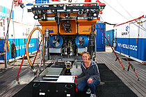 Kathrin Busch vor dem Tauchroboter ROV KIEL 6000.