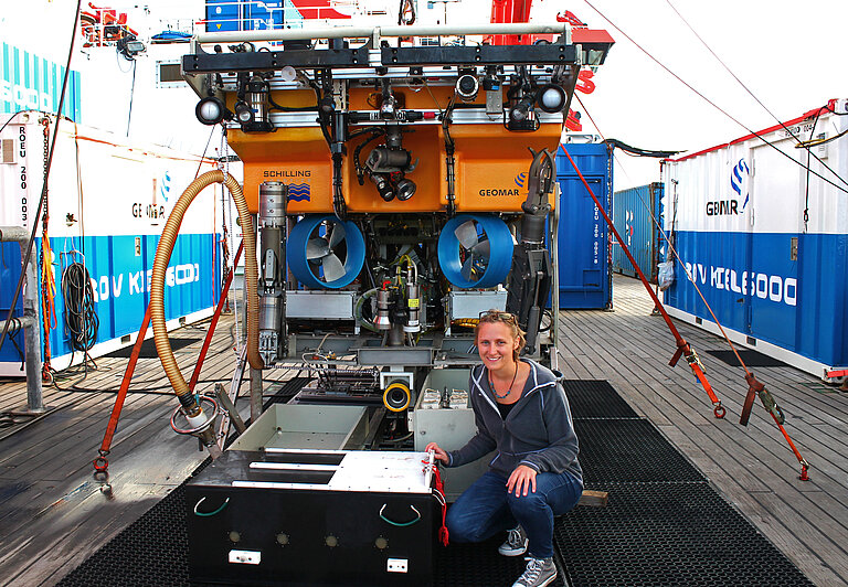 Kathrin Busch vor dem Tauchroboter ROV KIEL 6000.